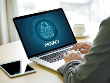 Laptop ekranında gizlilik simgesi ve kişi yazıyor.
