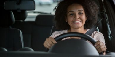 pessoa dirigindo segura e feliz