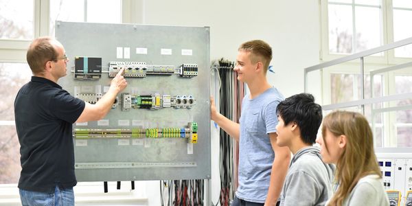 Instructor teaching students about electrical circuits.