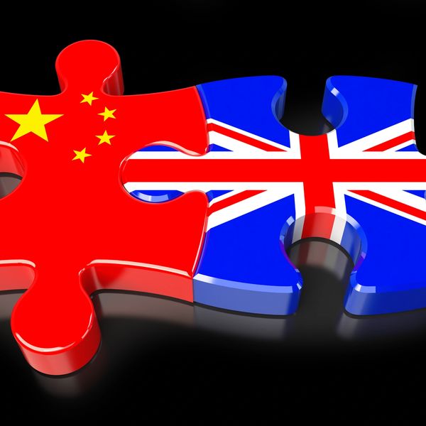 Puzzle pieces with China and UK flags connecting.