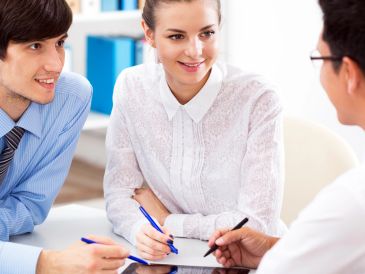 Tres personas tienen una reunión de trabajo.