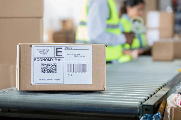 Brown box with UPS label shipping from a dropshipping supplier.
