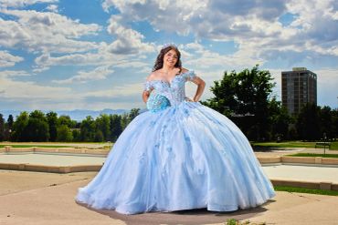 Mujer con vestido azul claro grande al aire libre.