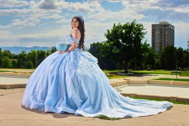 Mujer en vestido azul elegante al aire libre.