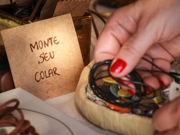 artistas autorais de montagem de colares feito a mão, dando liberdade ao público e participar 