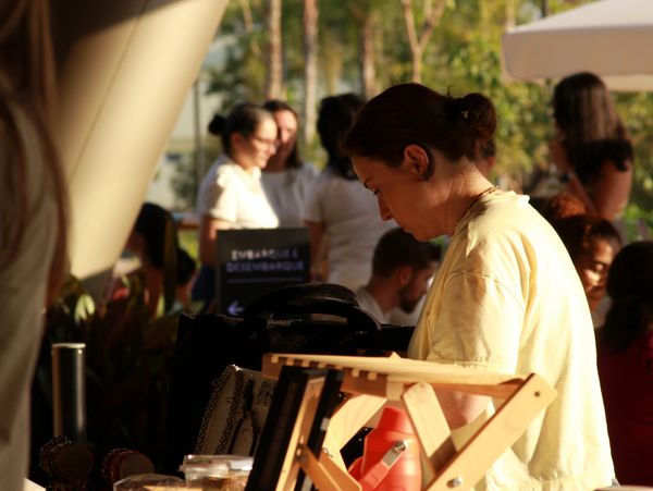 pessoas vivenciando a feira motirõ movimento da economia criativa local, pessoas no por do sol