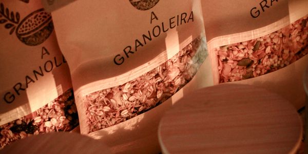 fotos de comidas naturais e veganas, em embalagens de papel, varios sabores de granolas 