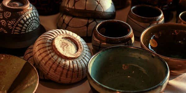 varios vasos pratos em cerâmica coloridas em formatos diferentes e bem coloridos