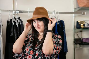 A woman posing with the cow boy hat 