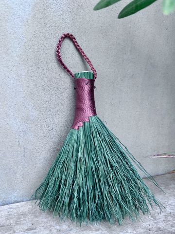 3. Early Settlers Series 1884-1926
5” x 6.5”

C. Kelley

Dark green hand dyed broomcorn, mini which 