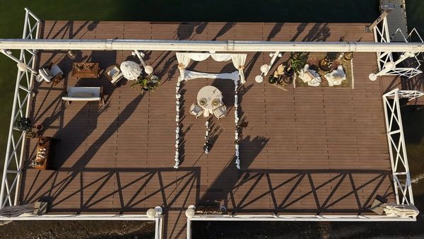 sapanca gölü kıyısında bulunan iskelenin düğün ve organizasyon için yapılan masa düzeni