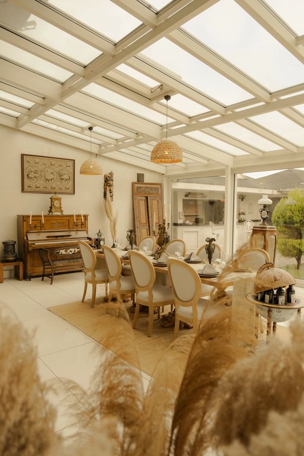 sapanca gölü kenarında göl manazarsı eşliğinde kış bahçesinde samimi oturma alanları 