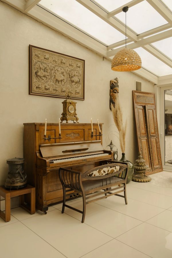 sapanca gölü kıyısında otel lobi alanında sakin bir atmosferde kullanıma hazır piyano ve lobi düzeni