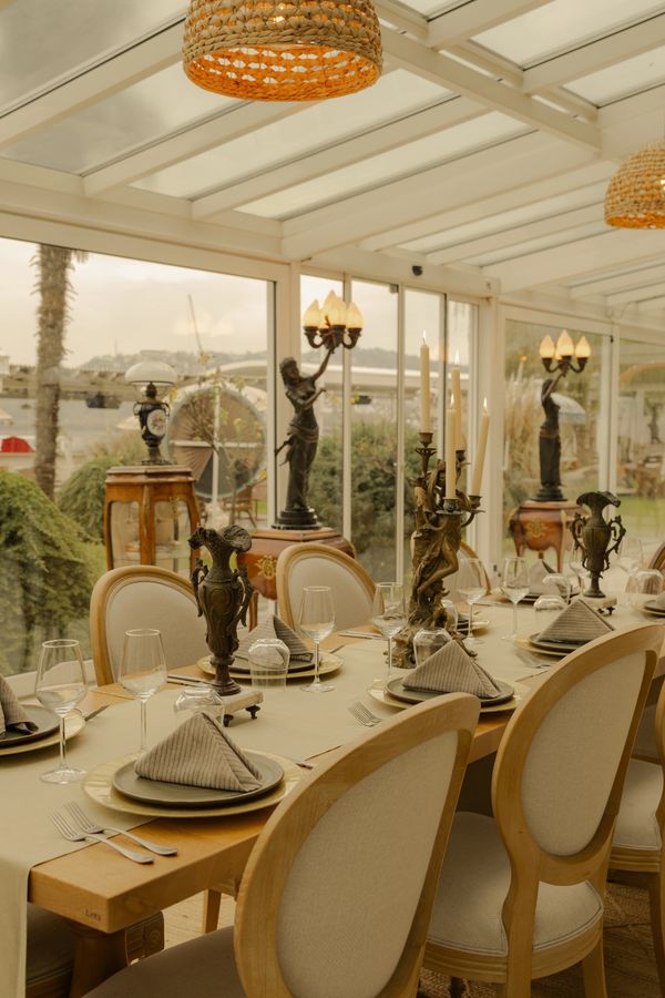 sapanca gölü kenarında grup toplantısına ait özel dokunuşlar ile oluşturulan banket masa düzeni 