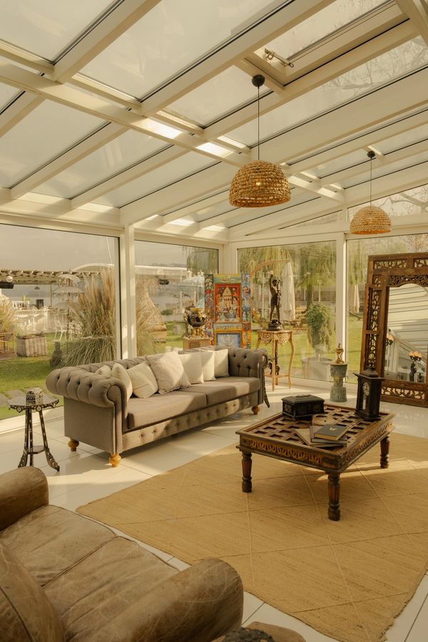 sapanca gölü kenarında göl manazarsı eşliğinde kış bahçesinde huzurlu ve sıcak  oturma alanları 