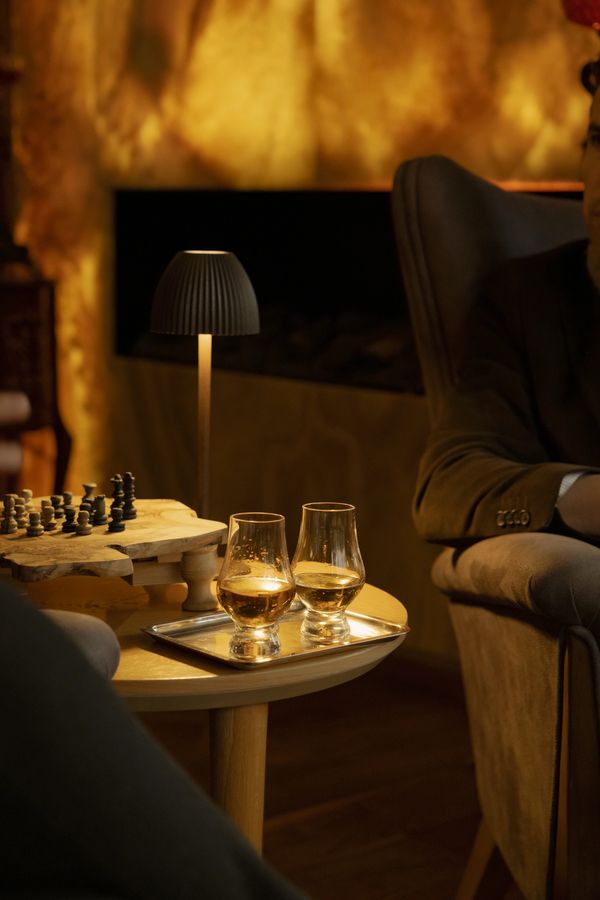 sapanca göl kenarında konforlu otel lobi alanında içeceklerini yudumlarken satranç oynayan insanlar 