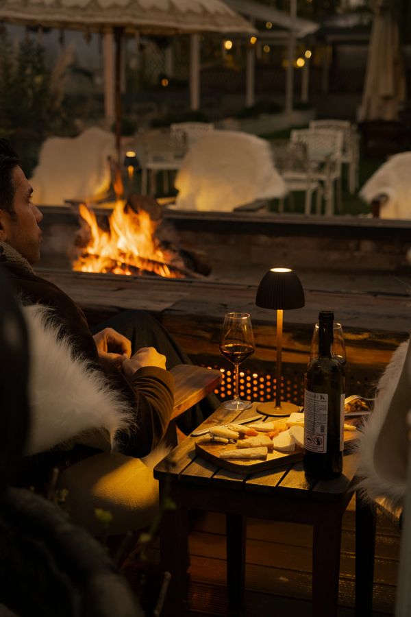 sapanca gölü kıyısında otele ait ateş çukuru başında peynir ve şarap tadımı yapılan romantik bir an