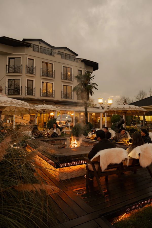 sapanca gölü kıyısında ateş çukuru başında keyifle şarap ve kokteyl tadımı yapılan keyifli ambiyans 