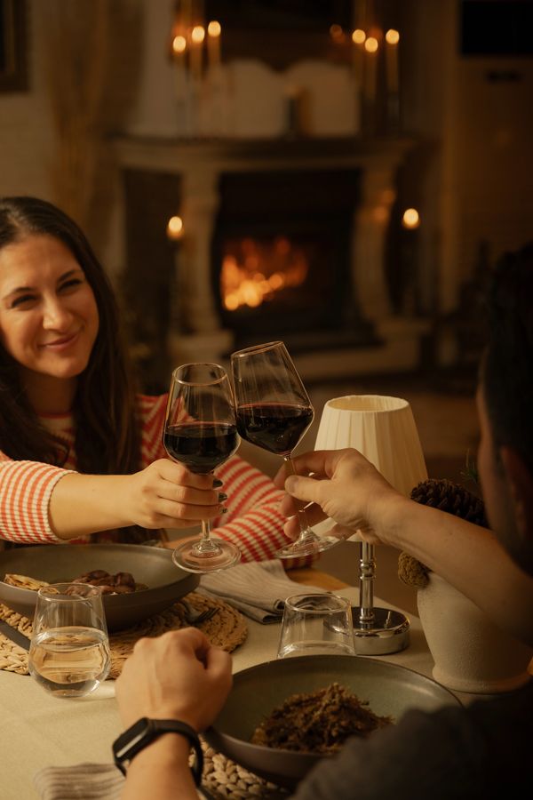 sapanca gölü kıyısında alakart restoranda akşam yemeği yiyen balayı çiftinin mutlu anları 