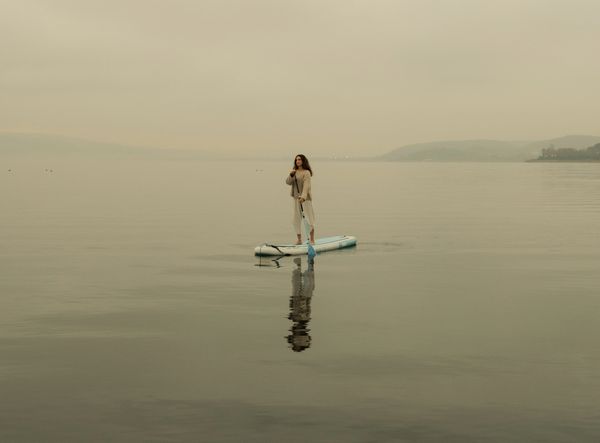 sapanca gölü içerisinde sup board üzerinde sessizliği ve huzuru yaşatan bir an