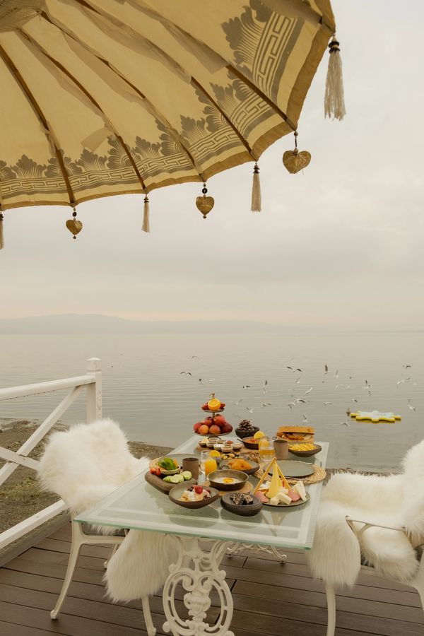 sapanca gölü kıyı iskelesinde göl manzarası eşliğinde servis edilen lezzetli serpme kahvaltı keyfi