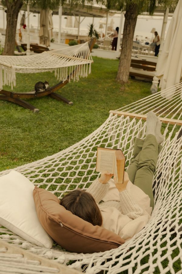 Sapanca göl manazarası kenarında bahçede hamakta kitap okumak 
