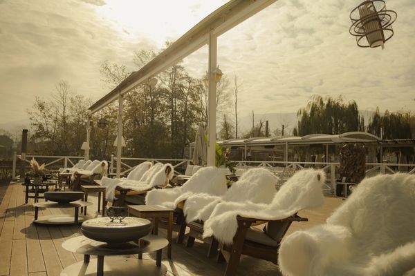 sapanca gölü kıyısındaki iskelede bulunan koltuklar ile manzara eşliğinde gölü izlemek 