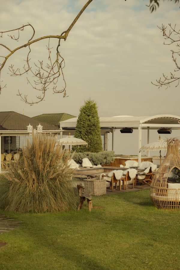 sapanca gölü kenarında yeşillikler içerisinde sessiz ve huzurun yaşanabileceği oturma alanları 