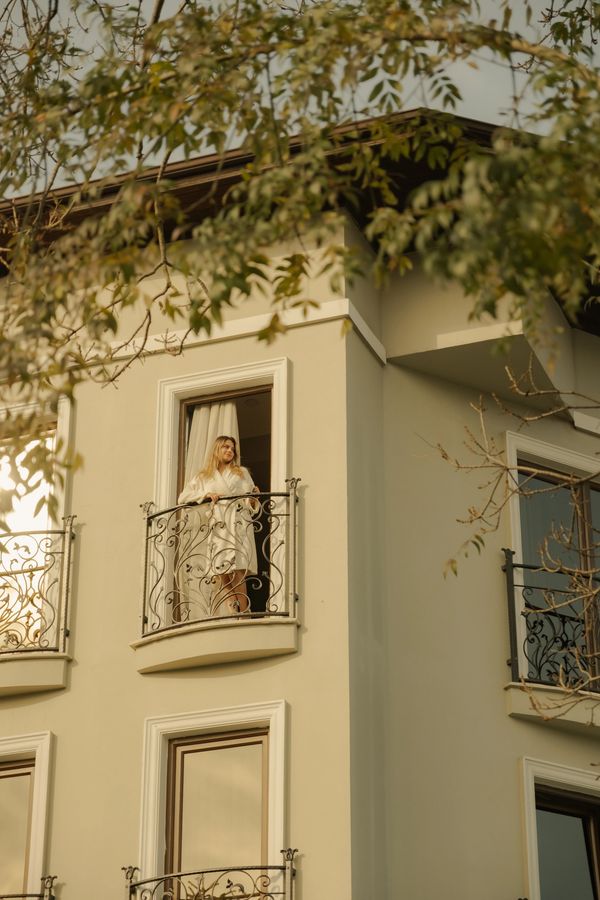 sapanca gölü kenarındaki odanızdan görünen bahçe manzarası 