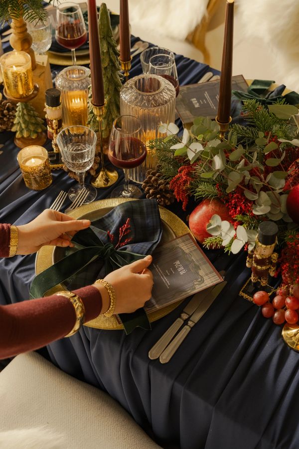 sapanca gölü kenarında yapılan organizasyon yemeğine ait masa düzeninin şıklığının yansıması 