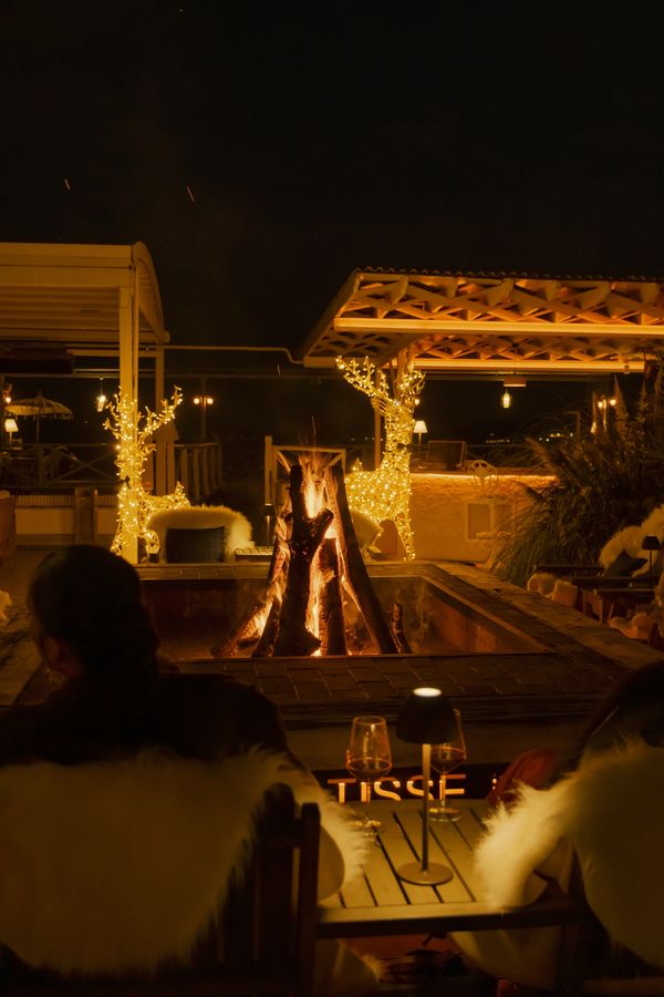 sapanca gölü kenarında ateş çukurunun başında şarap tadımı yapılan huzurlu bir atmosfer 