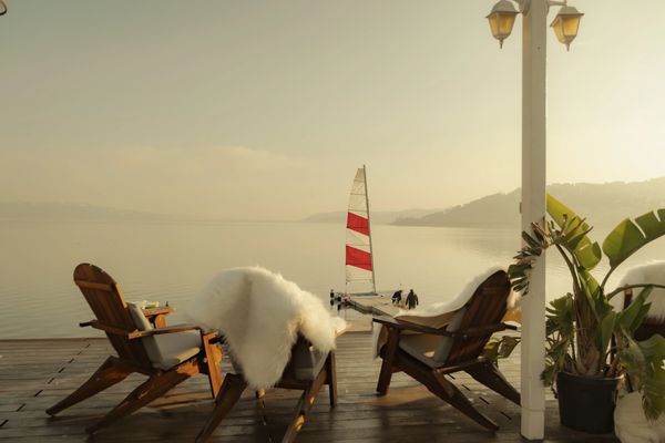 sapanca gölü kıyısında bulunan iskelede göl manzarası eşliğinde tekneleri ve suyu izlemenin keyfi 