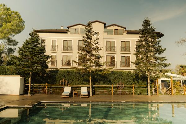 sapanca gölü kıyısında bulunan otelin havuza bakan yeşillikler ile çevreli manzarası 