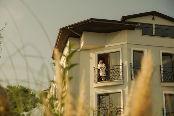 sapanca göl kıyısında bulunan otel odasındaki balkondan göl ve dağ manzarası eşliğinde keyif almak 