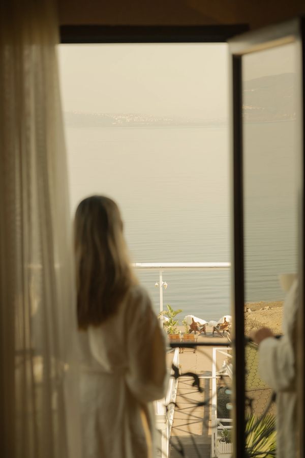 Sapanca göl kenarı otelde göl manzaralı odada uyanılmış bir sabahta misafir kahvesini içiyor