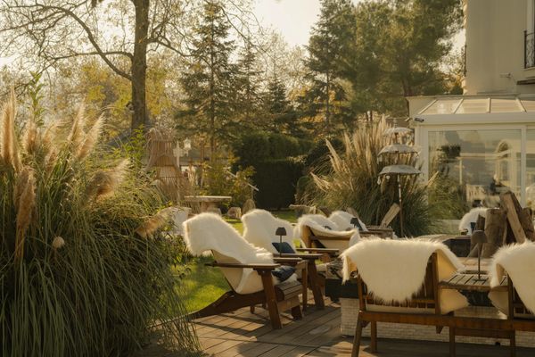 sapanca göl kıyısında bulunan yeşil alanlar ile çevrili ateş çukurunda temiz göl havasını hissetmek 