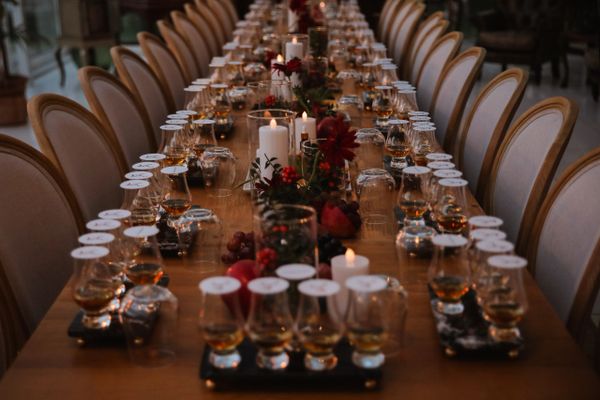 toplantı, grup kahvaltısı, grup yemeği, mum, masa, zarif bardaklar