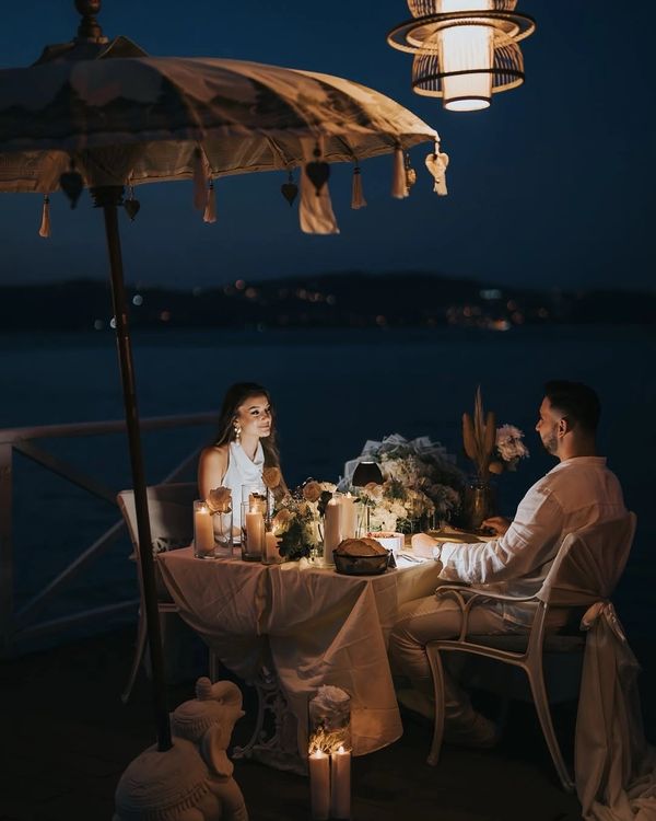 sapanca göl manzarası eşliğinde akşam yemeği yiyen çiftin romantik bir anı 