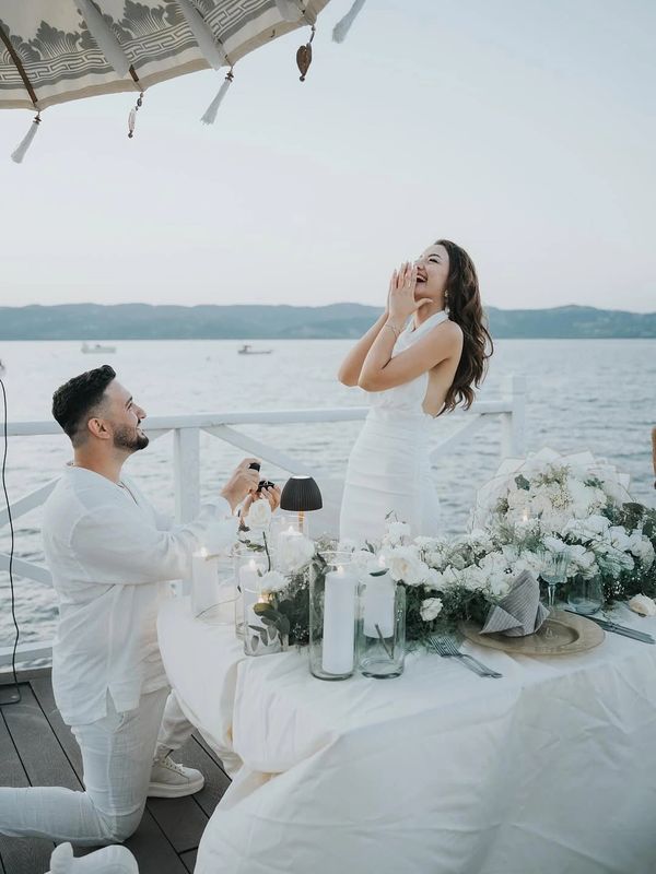 sapanca gölü kıyısında bulunan iskelede göl manzarası eşliğinde evlilik teklifi gerçekleştiren kişi 