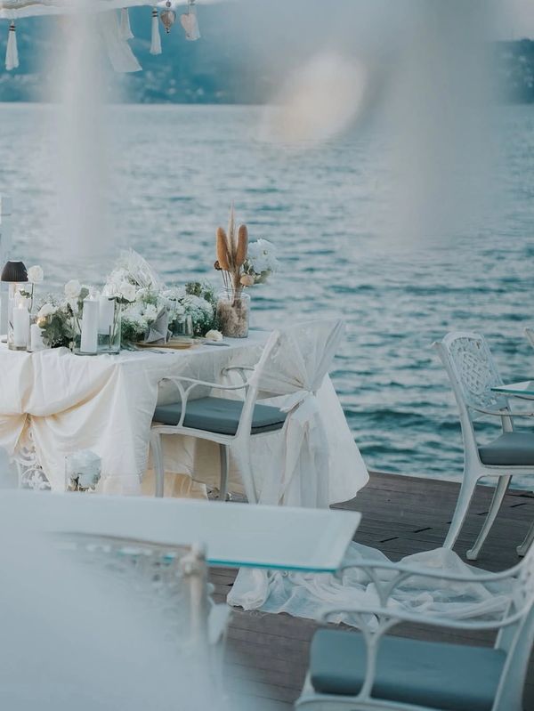 sapanca gölü kıyısında bulunan iskele üzerinde kurulmuş özel akşam yemeği masası ve süslemeler 