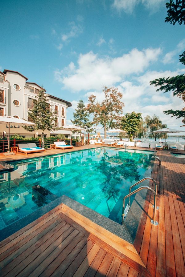 Sonbaharda açık havuz manzarası