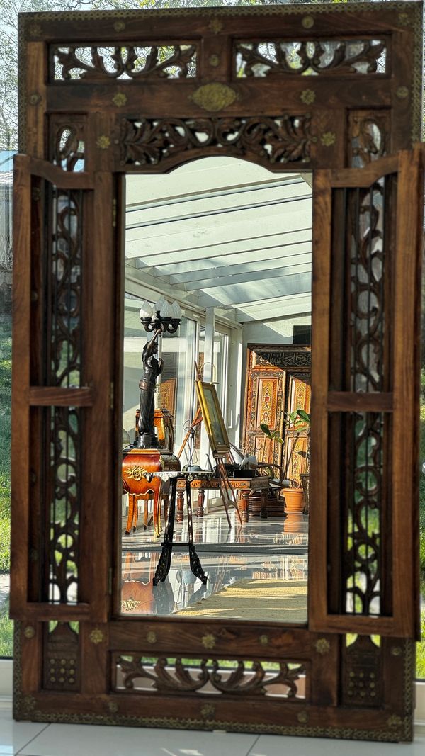 antika ayna, ayna, lale otel, zarif dekorasyon, antika tablo detaylı otel, antika temalı otel