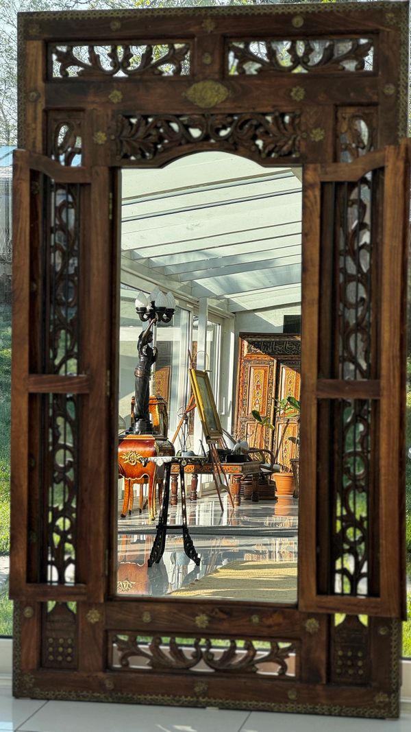 antika ayna, ayna, lale otel, zarif dekorasyon, antika tablo detaylı otel, antika temalı otel