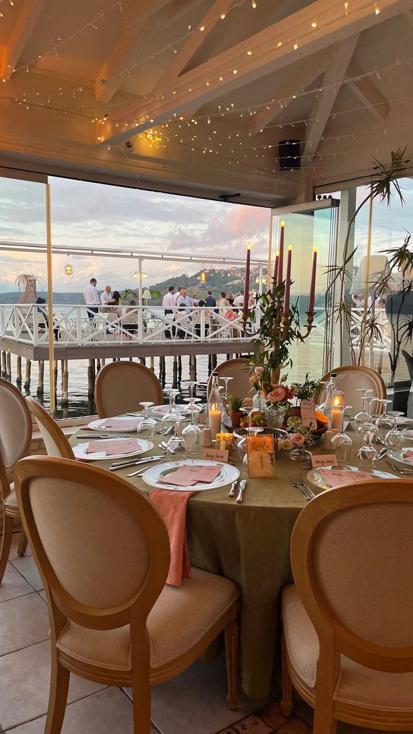 sapanca gölü kenarında düğün organizasyonu için hazırlanmış lüks banket masa düzeni 
