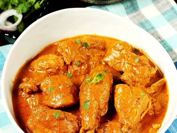 Savor Afghan comfort with Chicken Qurma – tender chicken in a fragrant spice embrace.