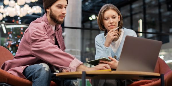 persona encarga de marketing ayudando a cliente en hermosillo sonora durante junta 