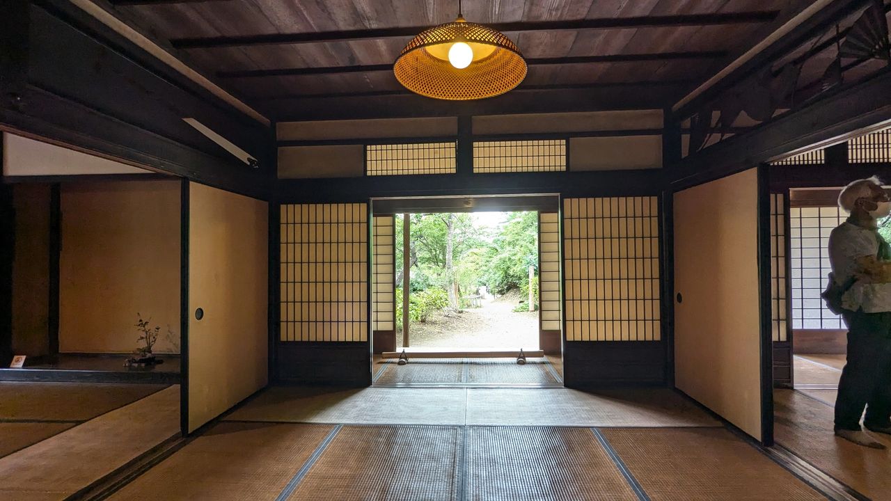 Las ventanas, como lámparas, guardan el interior. Las ventanas, como lámparas, guardan el interior.