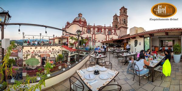 Inigualable Panorámica desde el centro de Taxco junto a la Parroquia de Santa Prisca y San Sebastián