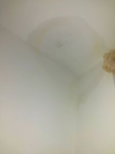 Macchia sul soffitto causata da uno spandimento dal wc del piano superiore