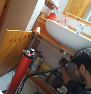 Intervento idraulico urgente sul lavandino intasato